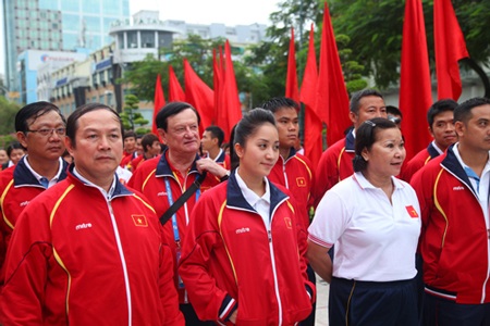 AIMAG 2013: Việt Nam đặt chỉ tiêu lọt vào tốp 15 - 1 Đoàn Việt Nam dâng hương tại tượng đài Bác Hồ.