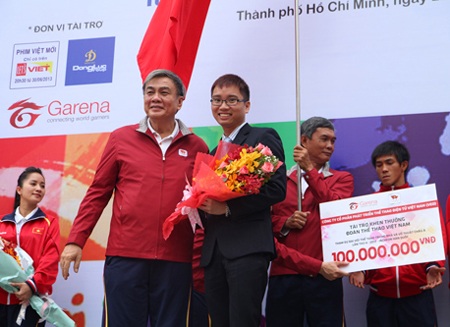 Thể thao điện tử Việt Nam đã chuẩn bị gì cho AIMAG 2013? - 1 Ông Nguyễn Quang Hưng, đại diện công ty VED trao tài trợ đoàn thể theo Việt Nam