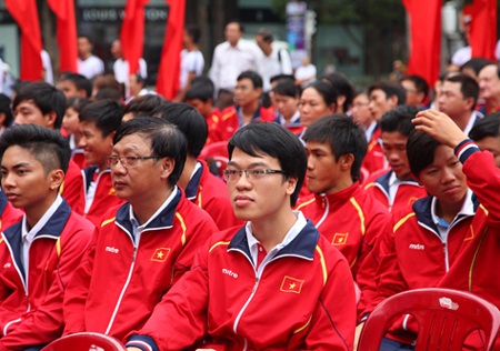 AIMAG 2013: Việt Nam đặt chỉ tiêu lọt vào tốp 15 - 3 VĐV cờ vua Lê Quang Liêm và VĐV bơi lội Nguyễn Thị Ánh Viên (ngồi sau Liêm).