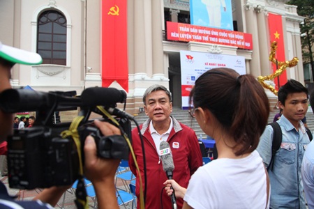 AIMAG 2013: Việt Nam đặt chỉ tiêu lọt vào tốp 15 - 5 Ông Lâm Quang Thành trả lời báo đài.