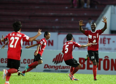 Cuộc đua trụ hạng V-League: 4 cỗ xe trên con đường đau khổ - 1 ĐT Long An sẽ phải nỗ lực hết mình để trụ hạng - Ảnh: Sơn Dũng