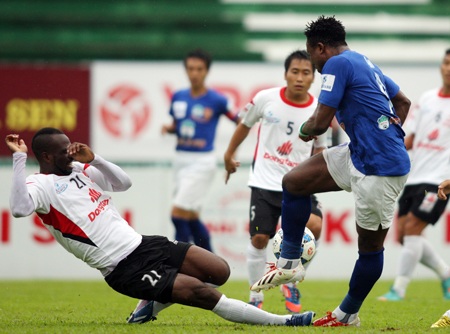 ĐT Long An (trắng) giành chiến thắng khá quan trọng - Ảnh: Sơn Dũng