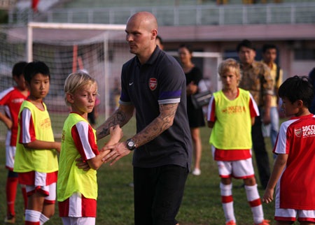 Ljungberg bị “quần” bởi các em thiếu nhi TPHCM - 1 Huyền thoại Arsenal giao lưu trên sân cỏ với các em thiếu nhi TPHCM - Ảnh: Sơn Dũng