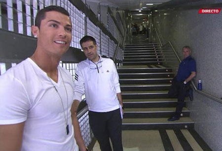 Những hình ảnh cuối cùng của Mourinho tại sân Bernabeu - 1 C. Ronaldo và ông thầy Mourinho trong đường hầm trước khi bước ra sân