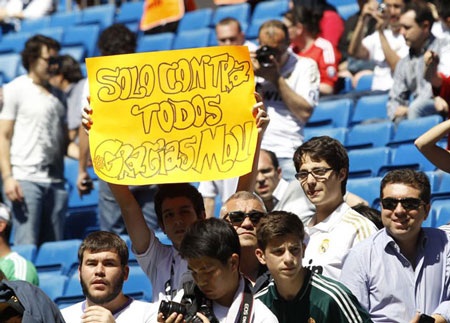 Những hình ảnh cuối cùng của Mourinho tại sân Bernabeu - 2 Các CĐV Real Madrid đã đến sân từ khá sớm trong ngày chia tay Mourinho