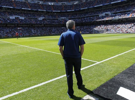 Những hình ảnh cuối cùng của Mourinho tại sân Bernabeu - 3 Mourinho trên thảm cỏ Bernabeu ở ngày cuối cùng dẫn dắt Real Madrid
