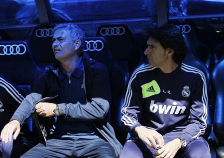 Những hình ảnh cuối cùng của Mourinho tại sân Bernabeu - 5 Mourinho trên băng ghế huấn luyện bên cạnh trợ lý Karanka
