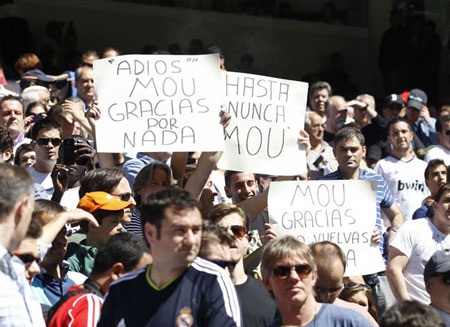 Những hình ảnh cuối cùng của Mourinho tại sân Bernabeu - 6 Các CĐV Madrid luôn dành cho Mourinho những tình cảm tốt đẹp nhất