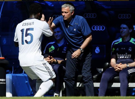 Những hình ảnh cuối cùng của Mourinho tại sân Bernabeu - 10 Essien chia vui cùng Mourinho sau khi ghi bàn nâng tỷ số lên 2-0