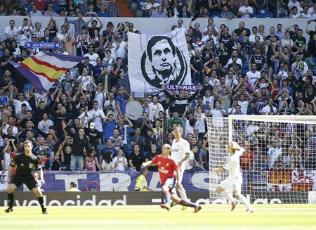 Những hình ảnh cuối cùng của Mourinho tại sân Bernabeu - 11 Các học trò tri ân HLV Mourinho khi đánh bại Osasuna 4-2 tại sân Bernabeu