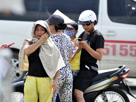 Phe vé hoạt động tấp nập trước cổng sân Mỹ Đình - 2 Dù giá cao nhưng nhiều người vẫn mua với một số lượng lớn