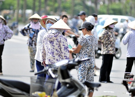 Phe vé hoạt động tấp nập trước cổng sân Mỹ Đình - 5 Đây là cơ hội hiếm hoi để các phe vé tranh thủ kiếm ăn