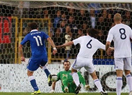 Pirlo lập siêu phẩm, Italia thắng lớn tại Bologna - 2 Gilardino để lại dấu ấn với bàn thắng nâng tỷ số lên 2-0