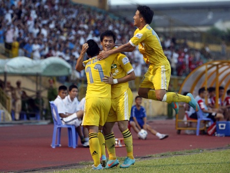 Công Vinh ghi 4 bàn, SL Nghệ An đại thắng ĐT Long An 8-0 - 1 Niềm vui chiến thắng của các cầu thủ SL Nghệ An - Ảnh: Gia Hưng