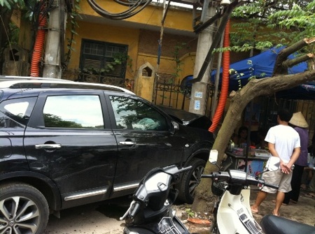 Chiếc xe chỉ dừng lại khi đâm vào cột điện cạnh quán trà đá