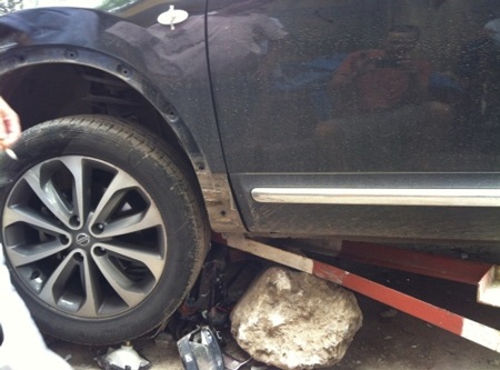 Chiếc xe Dream bị nghiền nát