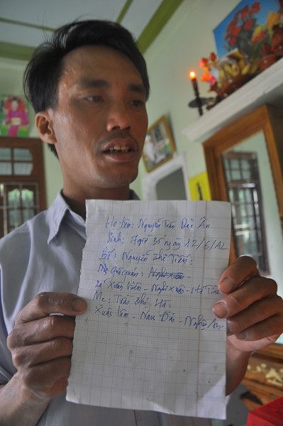 Đề nghị Bộ Công an điều tra vụ 3 trẻ tử vong sau tiêm - 1 Chồng sản phụ Trần Thị Hà thẫn thờ cầm tờ giấy ghi tên con là: Nguyễn Trần Bảo Ân