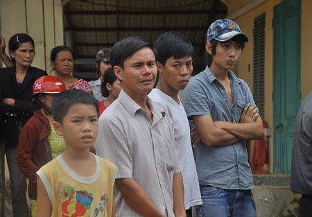 Vụ 3 trẻ sơ sinh tử vong: Đau xé lòng nước mắt người thân - 2 Vụ 3 trẻ sơ sinh tử vong: Đau xé lòng nước mắt người cha