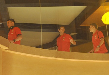 Các cầu thủ Arsenal bất ngờ trước sự nhiệt tình của khán giả Việt Nam - Ảnh: Gia Hưng