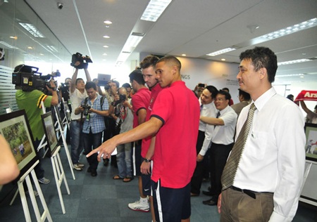 Gibbs và Jenkinson khá thân thiện với các khán giả Việt Nam