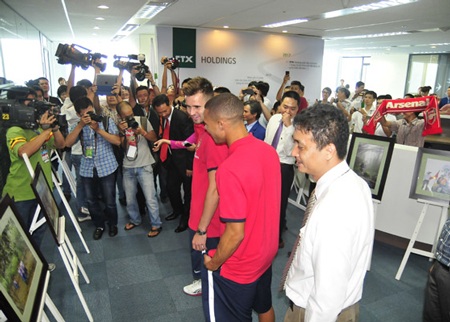 Ba cầu thủ Arsenal có mặt ở tòa nhà Keangnam từ 14h chiều