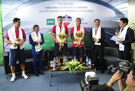 Ba ngôi sao Arsenal nhận hoa từ người hâm mộ