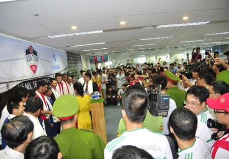 Đông đảo người hâm mộ chụp ảnh chung với ba cầu thủ