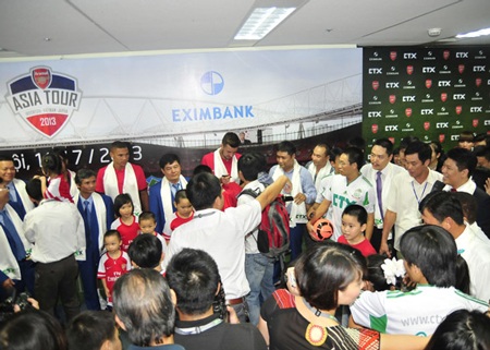 Rất đông khán giả đến tòa nhà Keangnam để xem mặt các thần tượng