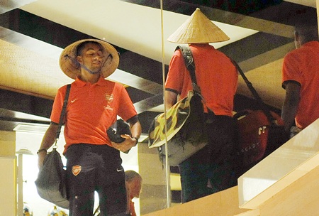 Cầu thủ Arsenal hào hứng đội nón lá truyền thống của Việt Nam - Ảnh: Gia Hưng