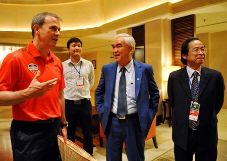 Hai phó chủ tịch VFF Lê Hùng Dũng và Nguyễn Lân Trung cũng có mặt ở sân bay đón đội - Ảnh: Gia Hưng