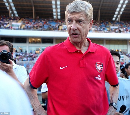 Những hình ảnh ấn tượng trận tuyển Việt Nam-Arsenal trên báo Anh - 1 HLV Arsene Wenger thu hút sự chú ý đặc biệt của báo giới Việt Nam