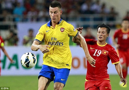 Những hình ảnh ấn tượng trận tuyển Việt Nam-Arsenal trên báo Anh - 2 Hậu vệ Koscielny thi đấu khá năng nổ và hiệu quả ở hàng thủ