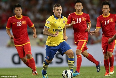 Những hình ảnh ấn tượng trận tuyển Việt Nam-Arsenal trên báo Anh - 5 Dù đang chấn thương, tài năng trẻ Jack Wilshere vẫn ra sân thi đấu