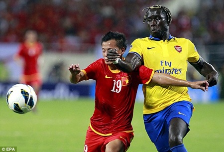 Những hình ảnh ấn tượng trận tuyển Việt Nam-Arsenal trên báo Anh - 6 Thành Lương trong một pha tranh bóng với Bacary Sagna