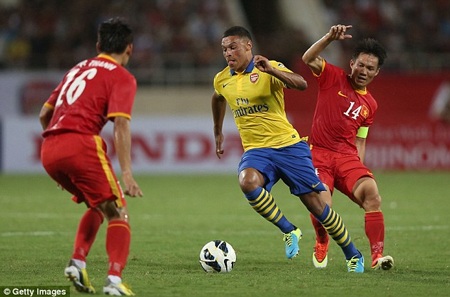 Những hình ảnh ấn tượng trận tuyển Việt Nam-Arsenal trên báo Anh - 7 Tấn Tài và Quang Thanh ngăn chặn đường đi bóng của Chamberlain
