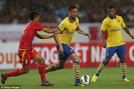 Những hình ảnh ấn tượng trận tuyển Việt Nam-Arsenal trên báo Anh - 10 Vẻ đẹp trai là yếu tố giúp Giroud thu hút sự chú ý đặc biệt của các fan nữ