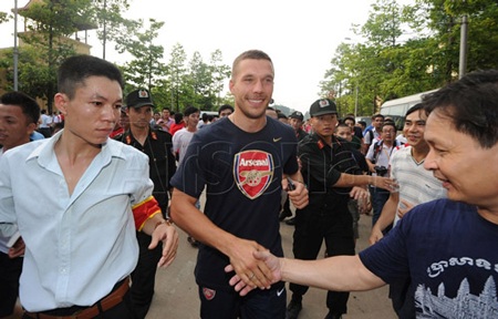 Những điều Arsenal ấn tượng nhất ngày đầu tiên tại Việt Nam - 1 Cầu thủ Arsenal trong buổi đi dạo phố Hà Nội