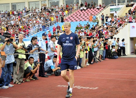 Fan Việt Nam “ngất ngây” với trình độ siêu hạng của Arsenal - 5 HLV Arsene Wenger bước ra sân đầu tiên - Ảnh: An An