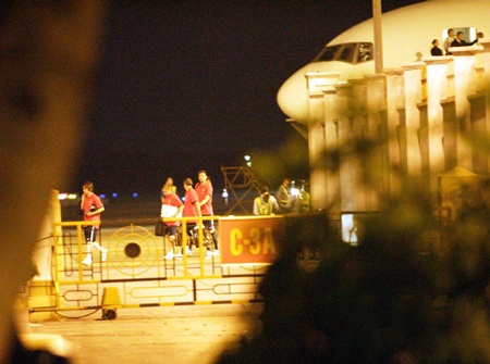 Các cầu thủ Arsenal đi theo đường riêng để về khách sạn