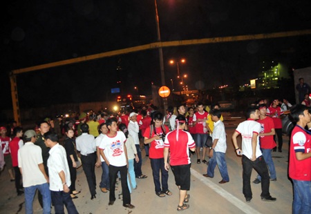 Các nhóm CĐV tỏ ra hưng phấn khi được đón tiếp Arsenal