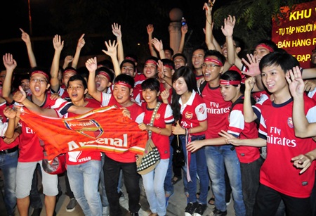 Các nhóm CĐV tỏ ra hưng phấn khi được đón tiếp Arsenal