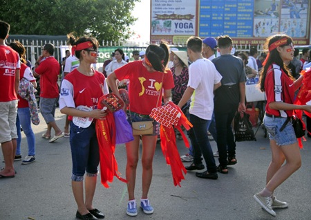Hàng nghìn CĐV Việt Nam đổ về sân Mỹ Đình - 3 Nhiều dịch vụ bán hàng ăn theo ở bên ngoài sân