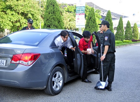 Công tác bảo đảm an ninh thắt chặt trước trận đấu - 6 Ô tô cũng được kiểm tra khá kỹ trước khi vào sân
