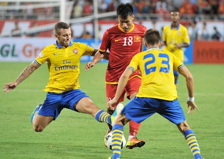 Thua Arsenal toàn diện, tuyển Việt Nam nhận thất bại 1-7 - 1 Arsenal quá mạnh so với tuyển Việt Nam - Ảnh: Gia Hưng