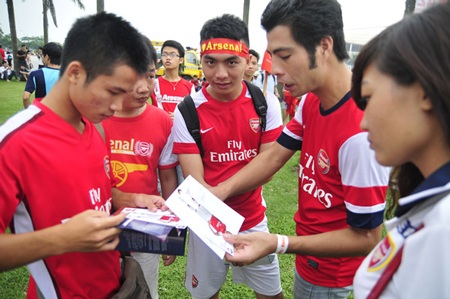 CĐV Việt Nam phấn khích vì những món quà của Arsenal - 1 Các CĐV chia nhau những chiếc vé xem Arsenal tập ở ngoài sân