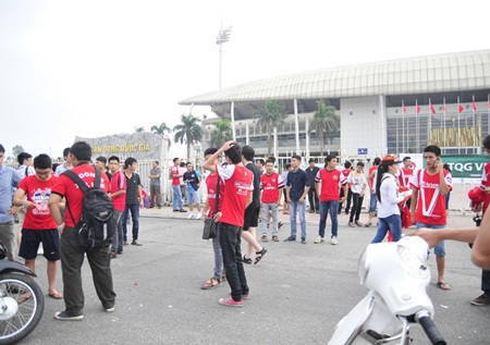 CĐV Việt Nam phấn khích vì những món quà của Arsenal - 4 Quang cảnh sôi động bên ngoài sân