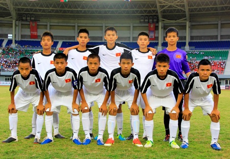 Cầu thủ Hồng Sơn (hàng dưới thứ 4 từ trái sang)