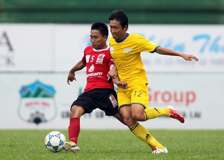 Vé rớt hạng đã thuộc về K. Kiên Giang? - 1 K. Kiên Giang (vàng) khó tránh khỏi suất cuối bảng - Ảnh: Sơn Dũng