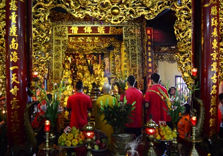 “Pháo thủ” Arsenal thăm chùa Trấn Quốc cầu may - 8 Các cầu thủ Arsenal thành tâm lễ Phật dưới sự hướng dẫn của các sư thầy