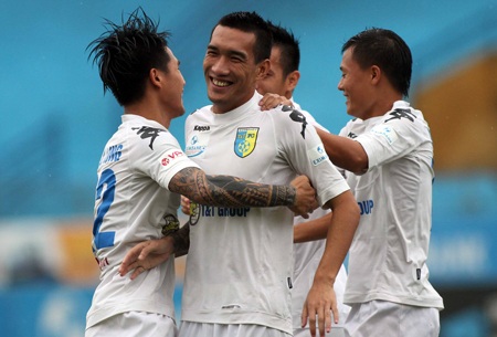 Đánh bại B. Bình Dương, Hà Nội T&T vững vàng ở ngôi nhì - 2 Niềm vui chiến thắng của các cầu thủ Hà Nội T&T - Ảnh: Gia Hưng